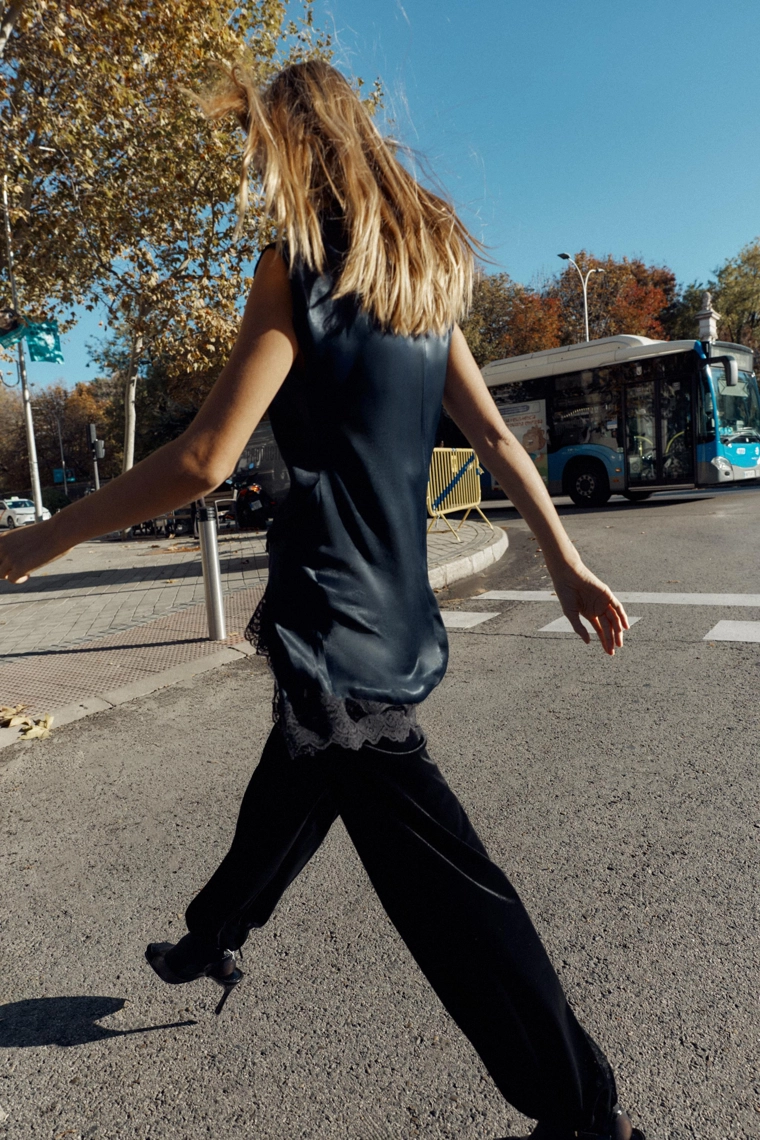 АТЛАСНОЕ МИНИ-ПЛАТЬЕ С КОНТРАСТНЫМ КРУЖЕВОМ