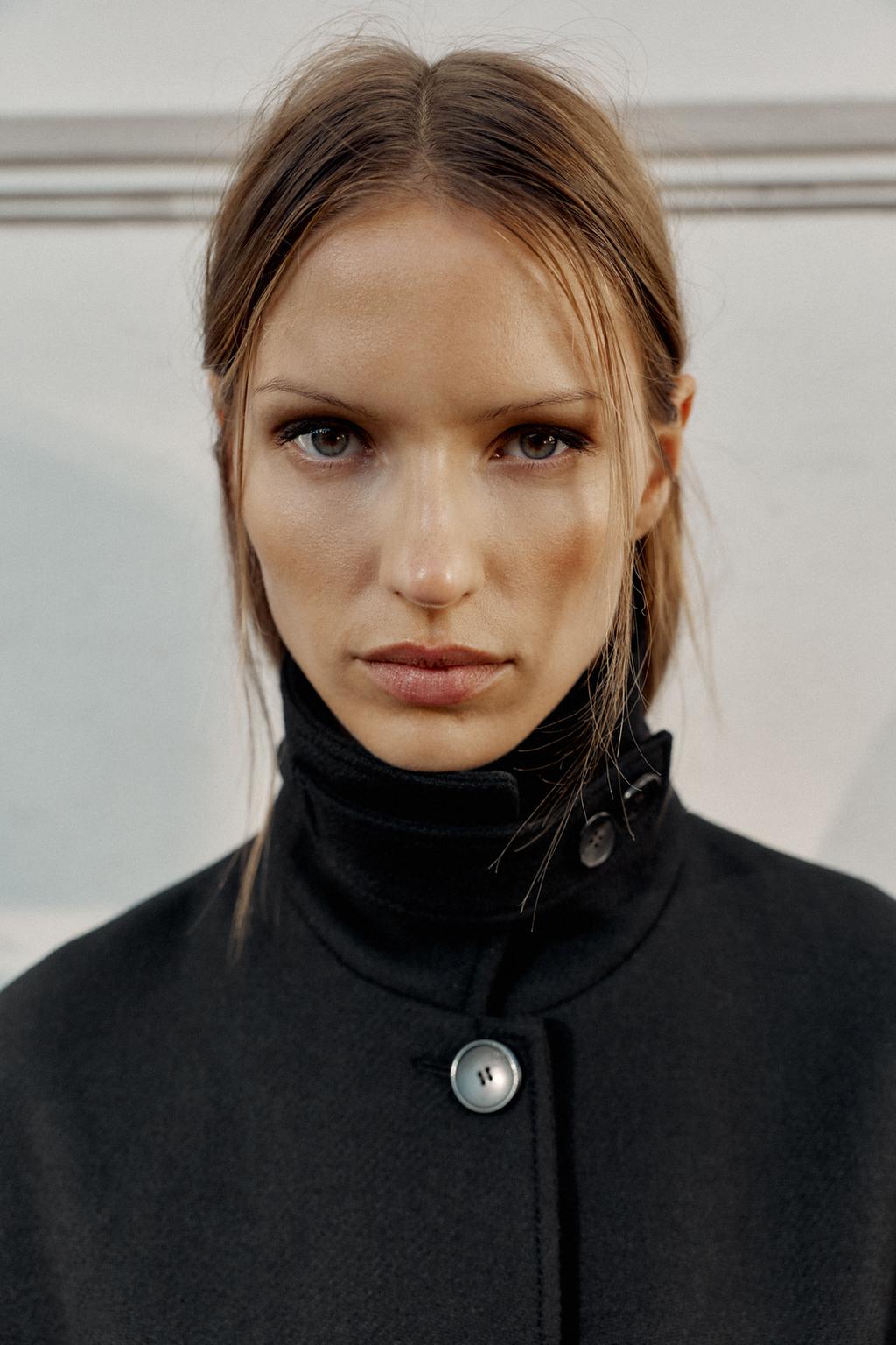 КОРОТКОЕ ПАЛЬТО ИЗ СМЕСОВОЙ ШЕРСТИ С ВОРОТНИКОМ-СТОЙКОЙ