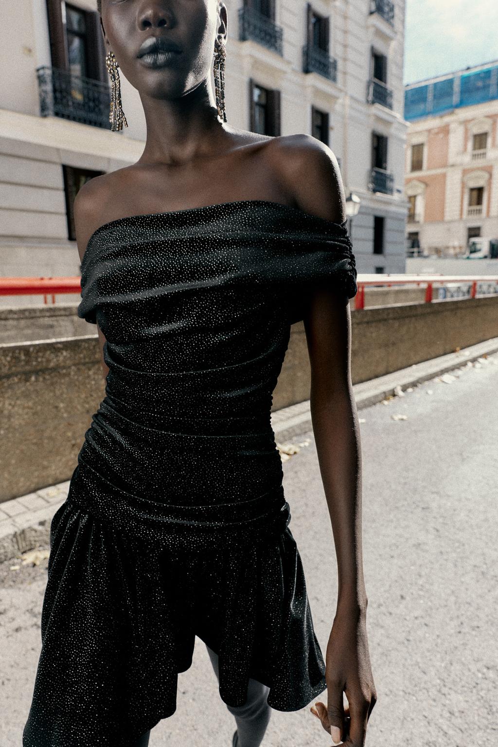 БАРХАТНОЕ МИНИ-ПЛАТЬЕ С БЛЁСТКАМИ