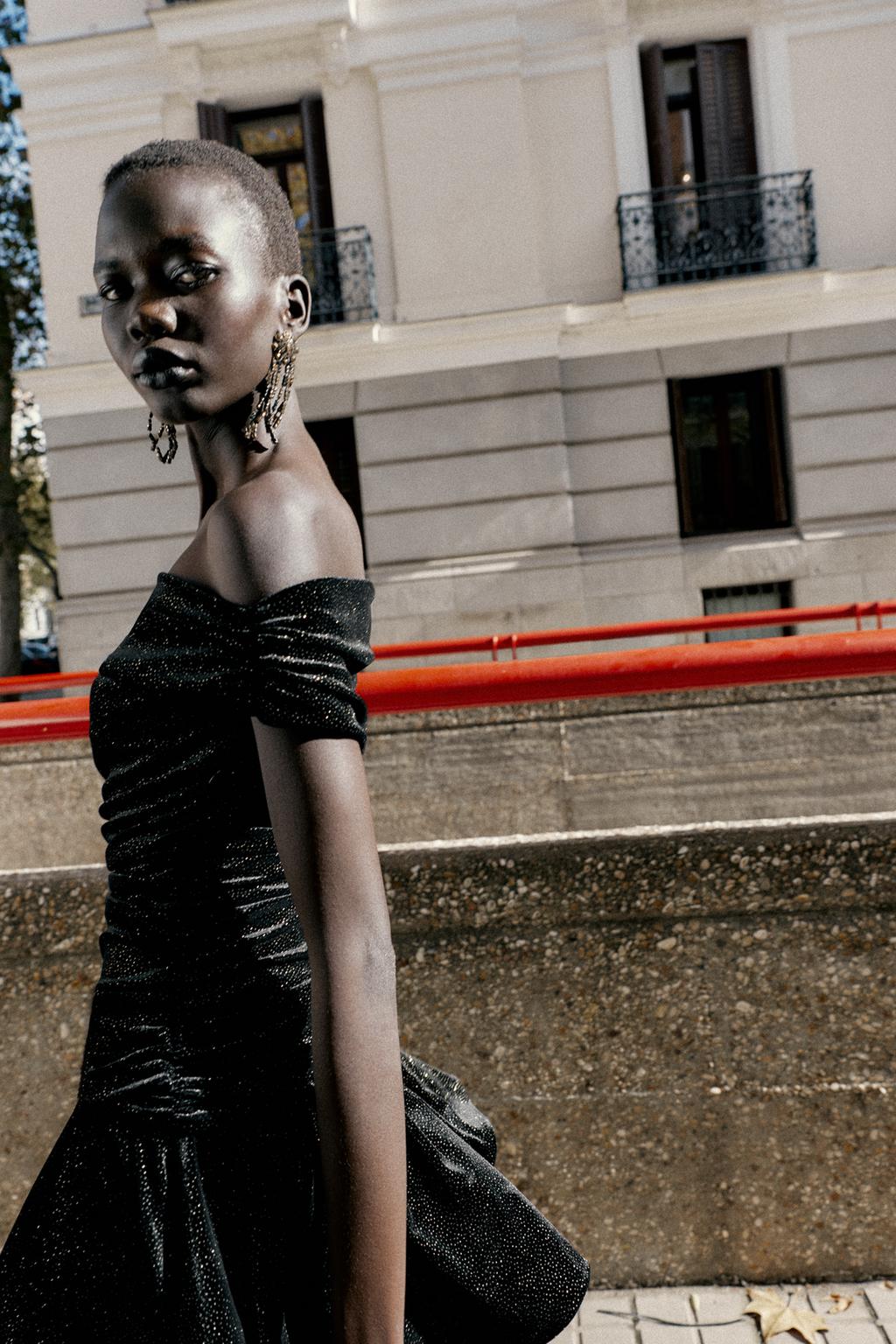 БАРХАТНОЕ МИНИ-ПЛАТЬЕ С БЛЁСТКАМИ