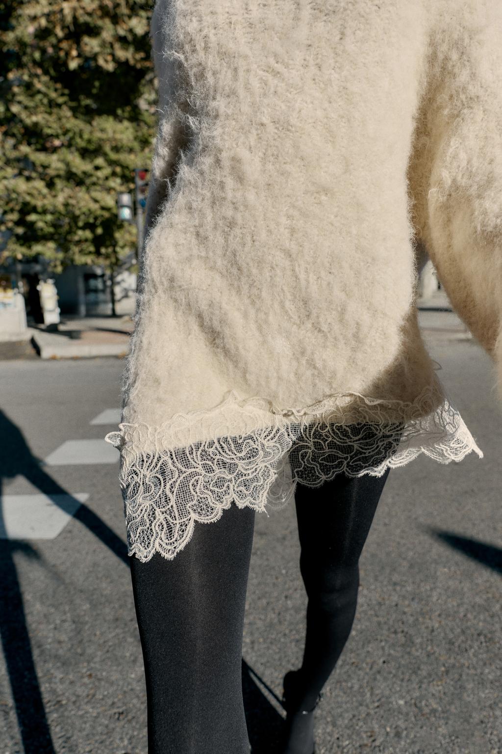 ДЖЕМПЕР ИЗ КОМБИНИРОВАННОГО ТРИКОТАЖА С КРУЖЕВОМ