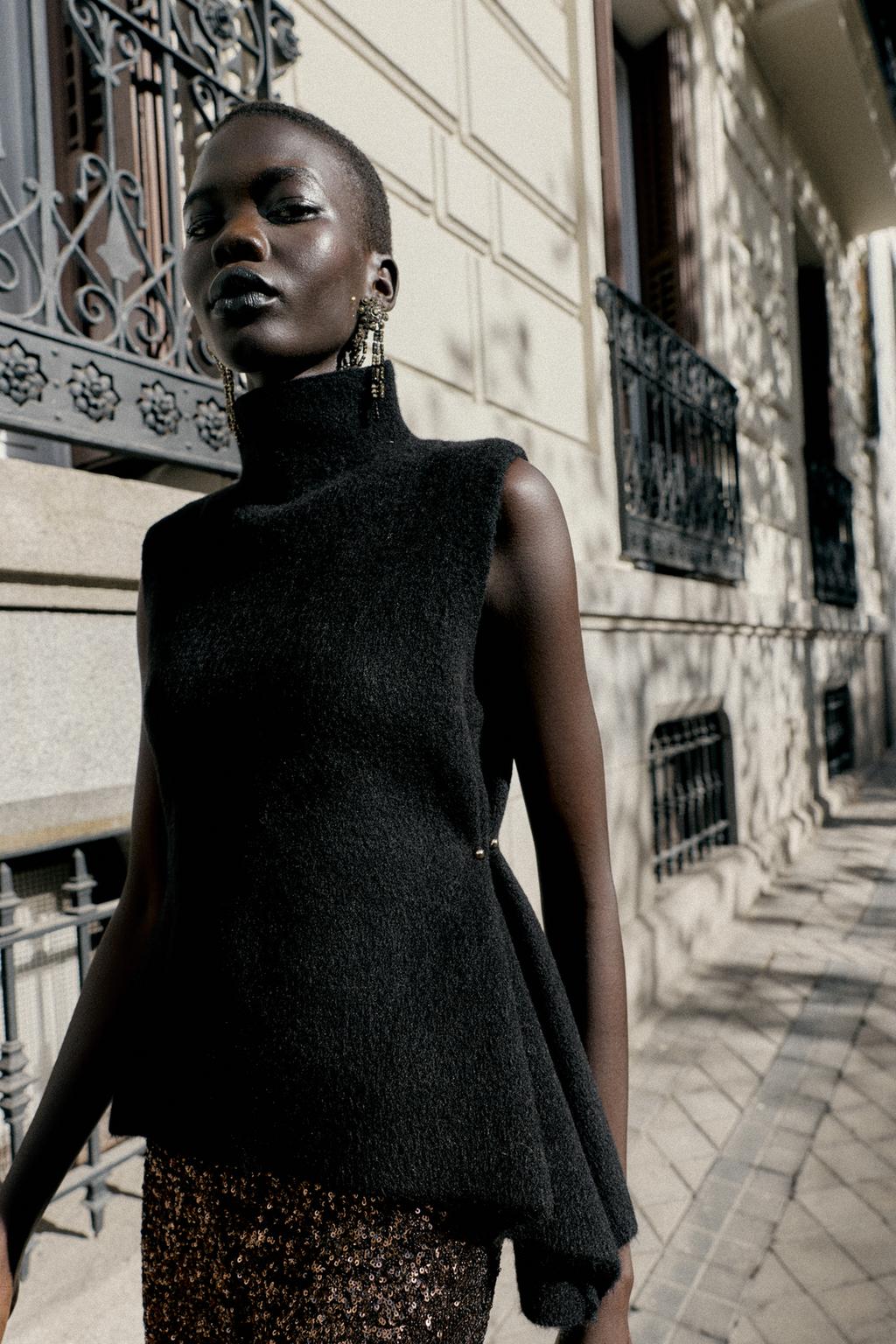 АСИММЕТРИЧНЫЙ ТРИКОТАЖНЫЙ ТОП С БОКОВЫМИ АППЛИКАЦИЯМИ