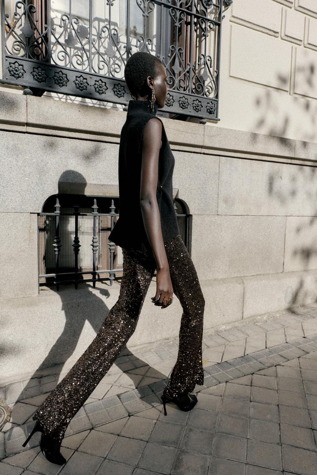 АСИММЕТРИЧНЫЙ ТРИКОТАЖНЫЙ ТОП С БОКОВЫМИ АППЛИКАЦИЯМИ