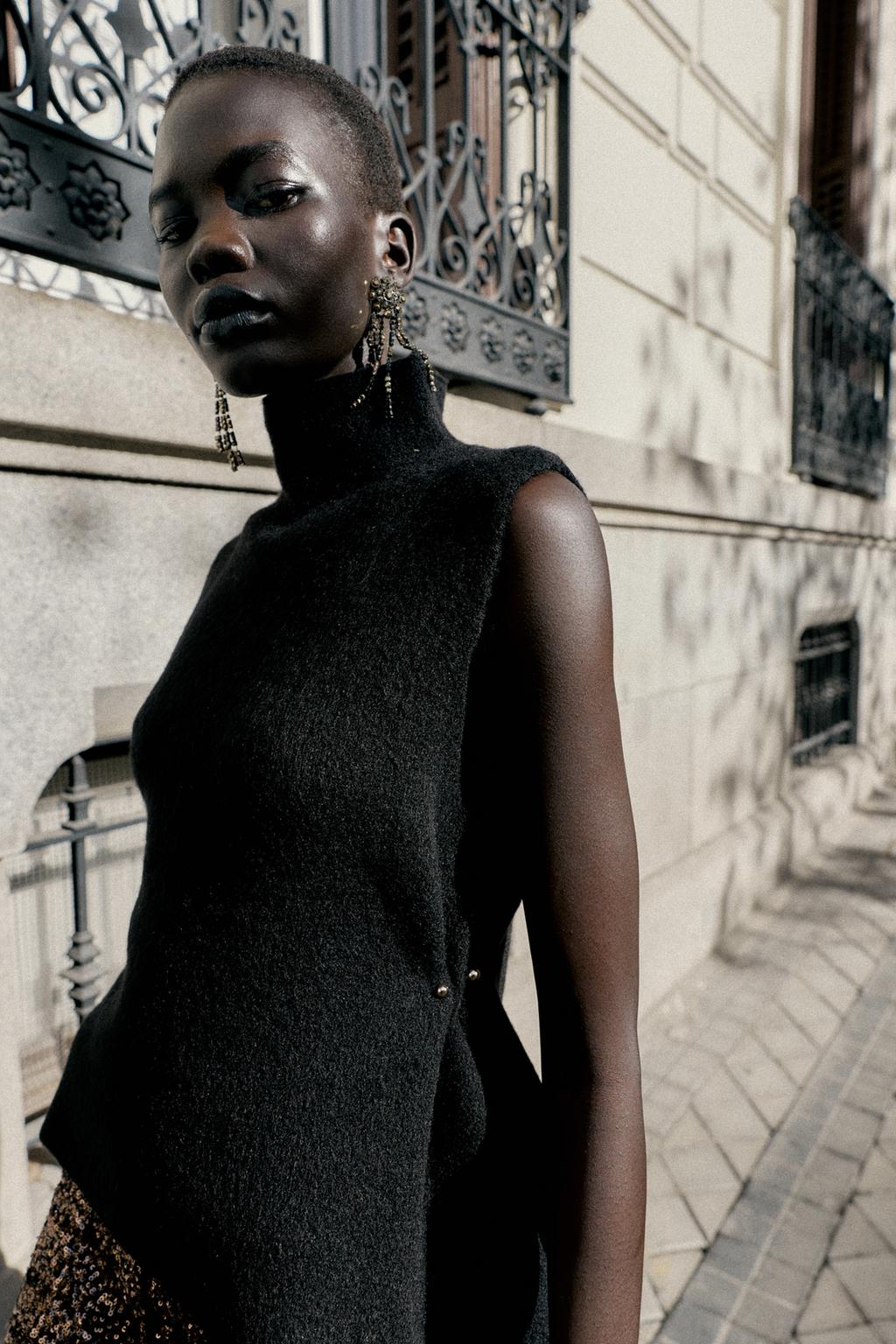 АСИММЕТРИЧНЫЙ ТРИКОТАЖНЫЙ ТОП С БОКОВЫМИ АППЛИКАЦИЯМИ