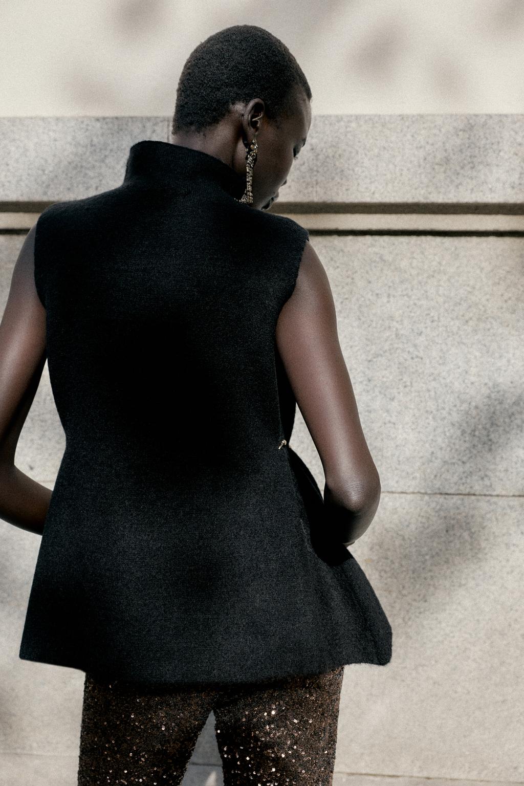 АСИММЕТРИЧНЫЙ ТРИКОТАЖНЫЙ ТОП С БОКОВЫМИ АППЛИКАЦИЯМИ