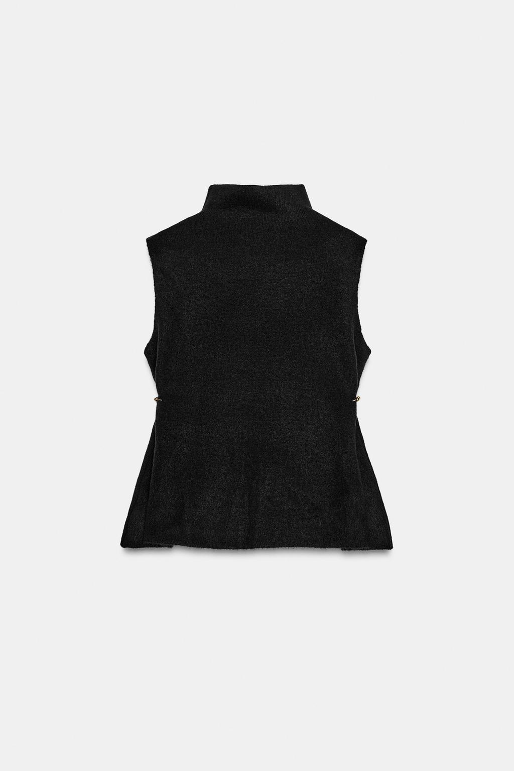 АСИММЕТРИЧНЫЙ ТРИКОТАЖНЫЙ ТОП С БОКОВЫМИ АППЛИКАЦИЯМИ