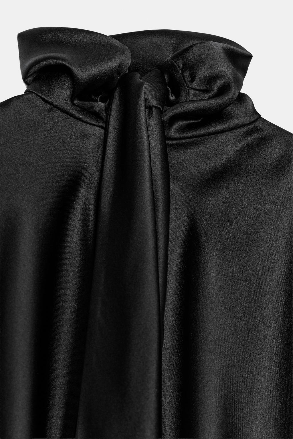 КОРОТКОЕ АТЛАСНОЕ ПЛАТЬЕ С ШАРФОМ