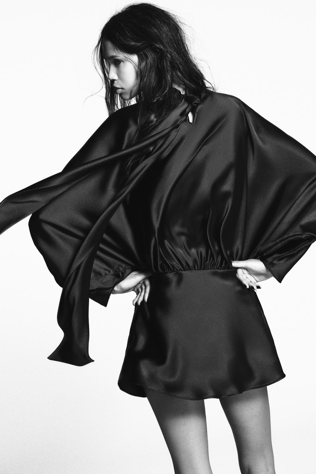 КОРОТКОЕ АТЛАСНОЕ ПЛАТЬЕ С ШАРФОМ