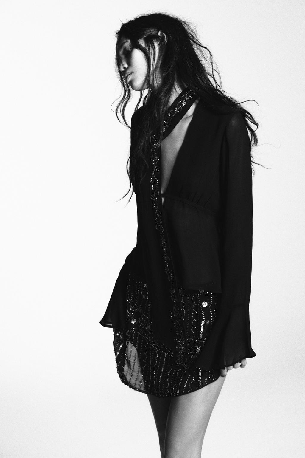 РУБАШКА ИЗ КРЕПА С ВЫШИВКОЙ И ШАРФОМ