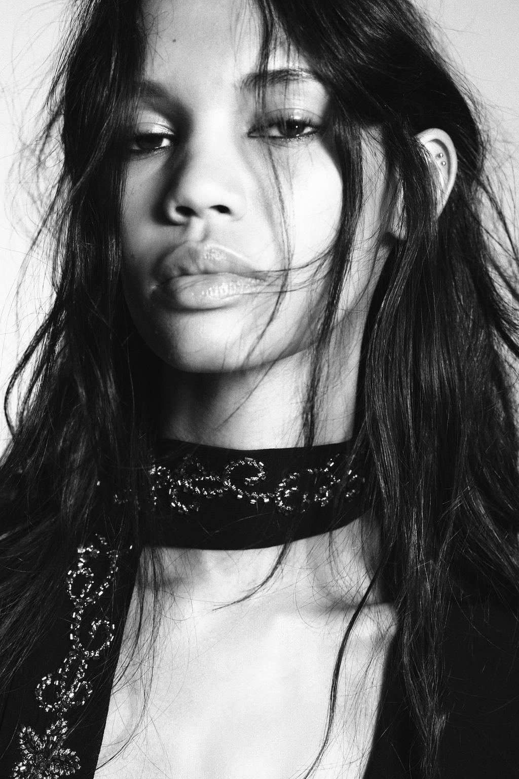 РУБАШКА ИЗ КРЕПА С ВЫШИВКОЙ И ШАРФОМ