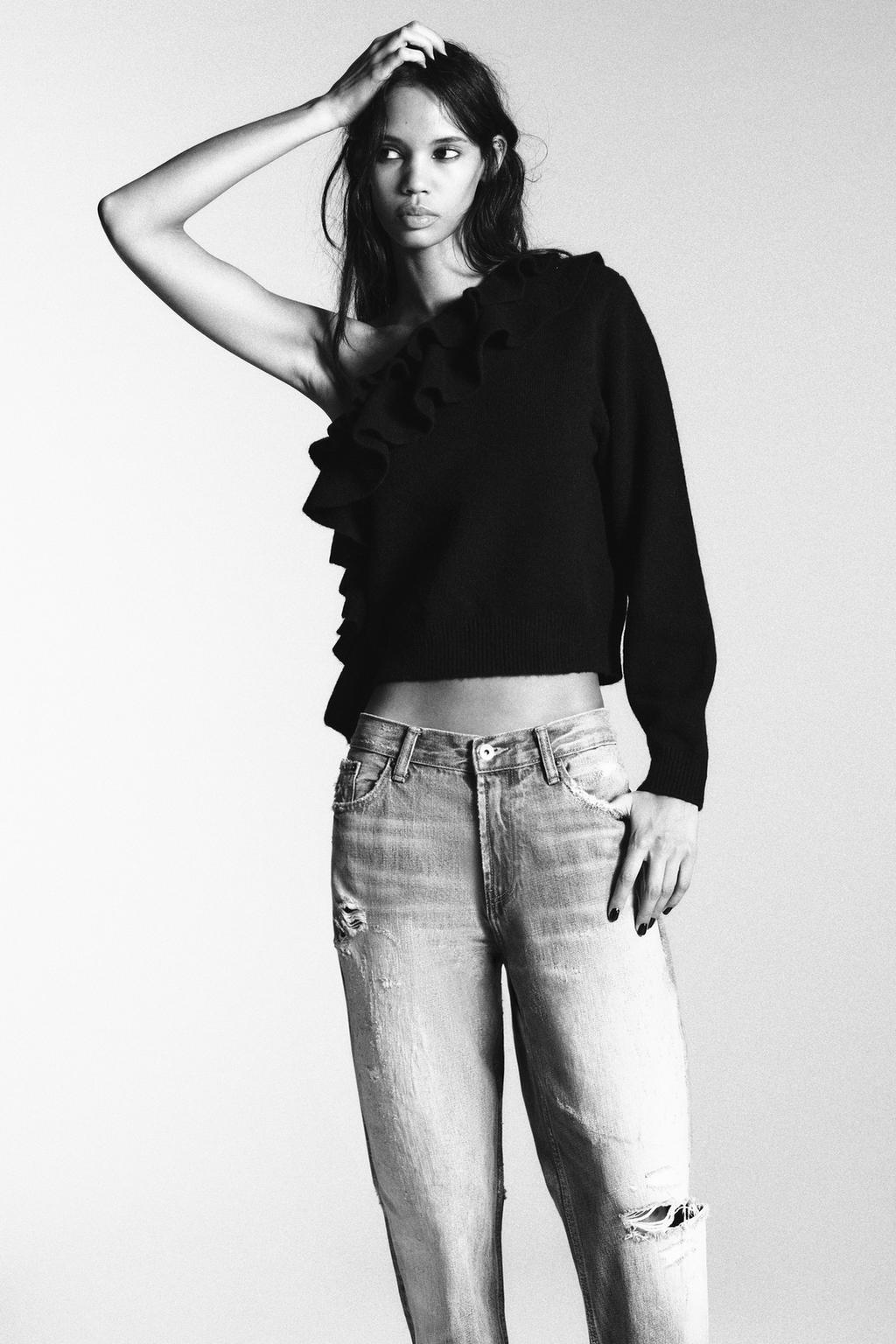 АСИММЕТРИЧНЫЙ ВЯЗАНЫЙ ДЖЕМПЕР С ВОЛАНАМИ