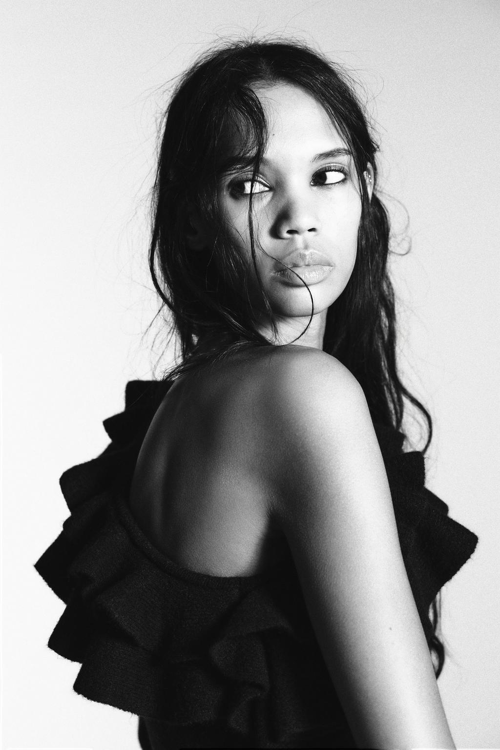 АСИММЕТРИЧНЫЙ ВЯЗАНЫЙ ДЖЕМПЕР С ВОЛАНАМИ