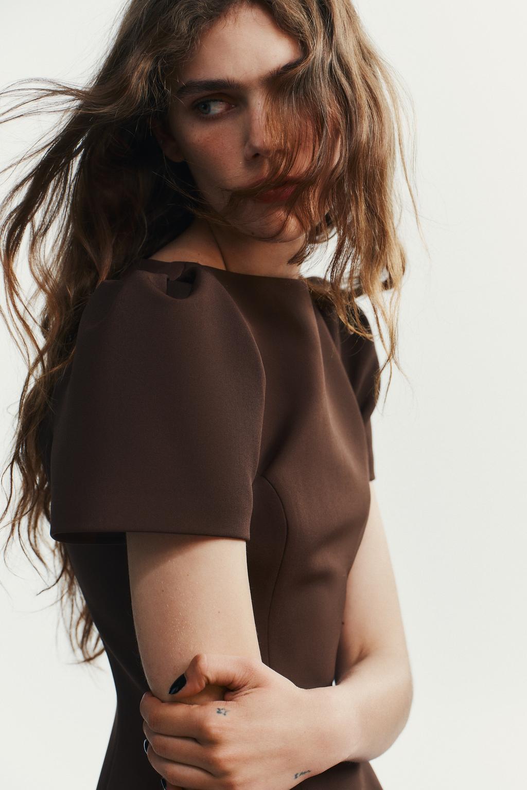 КОРОТКОЕ ПЛАТЬЕ СО СКЛАДКАМИ И КАРМАНАМИ