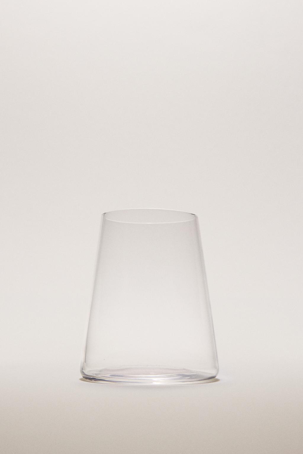 Стеклянный рюмка конической формы