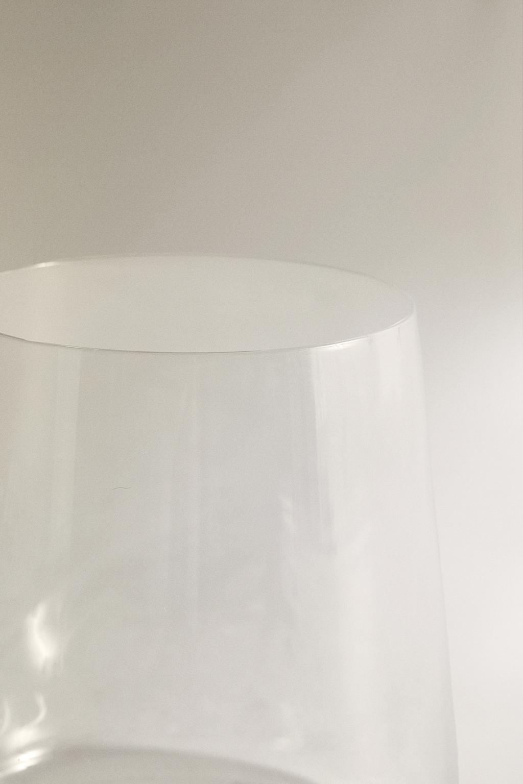 Стеклянный рюмка конической формы