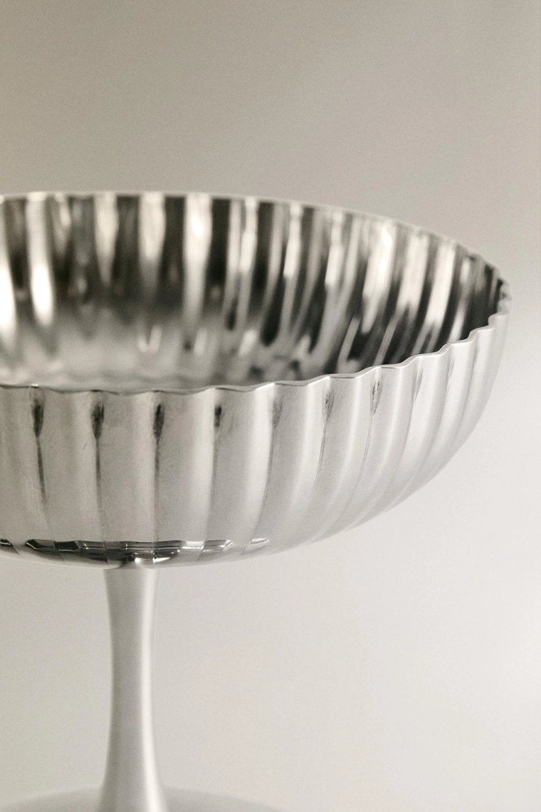 Металлический бокал для вина с волнистыми деталями