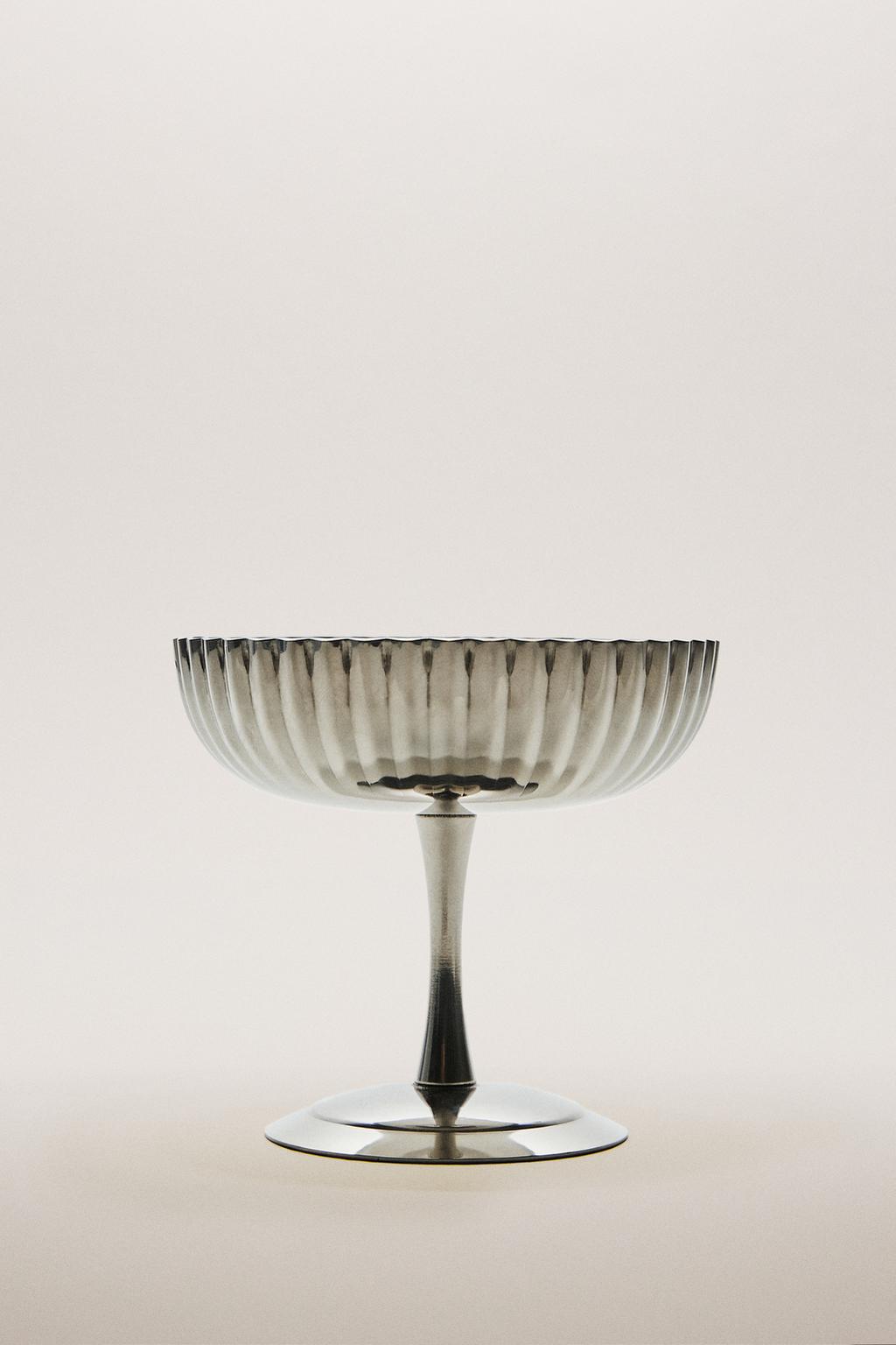 Металлический бокал для вина с волнистыми деталями