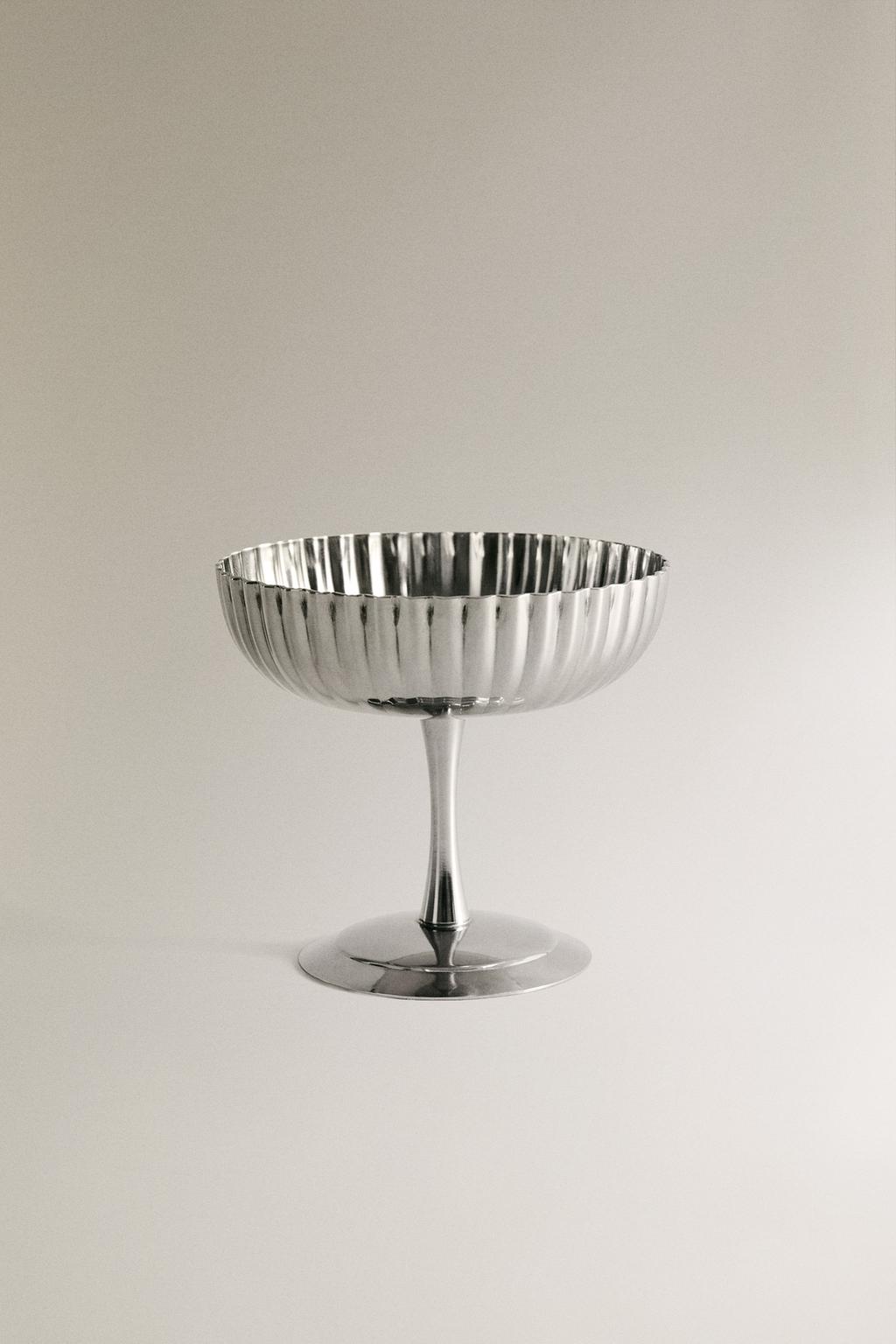 Металлический бокал для вина с волнистыми деталями
