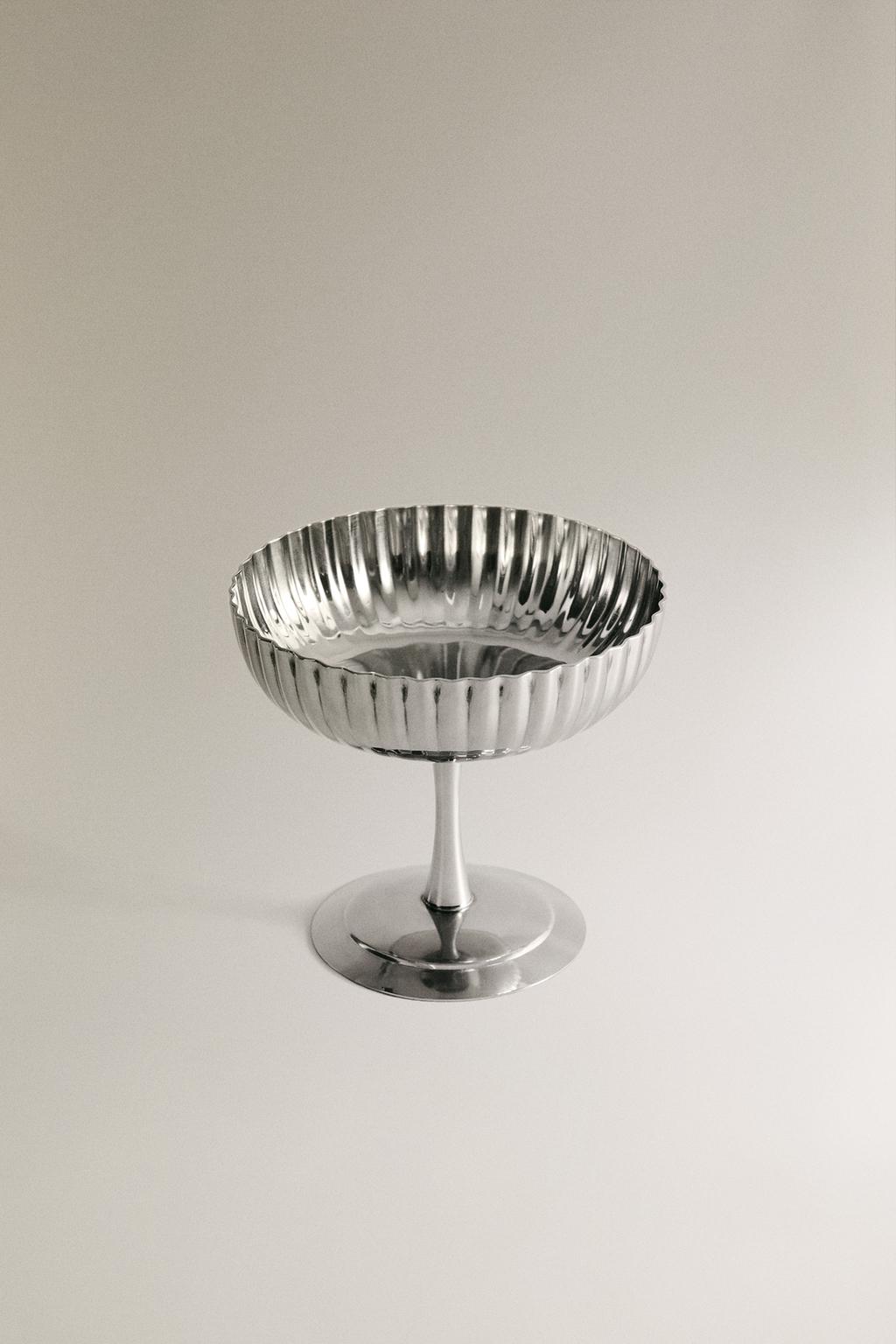 Металлический бокал для вина с волнистыми деталями