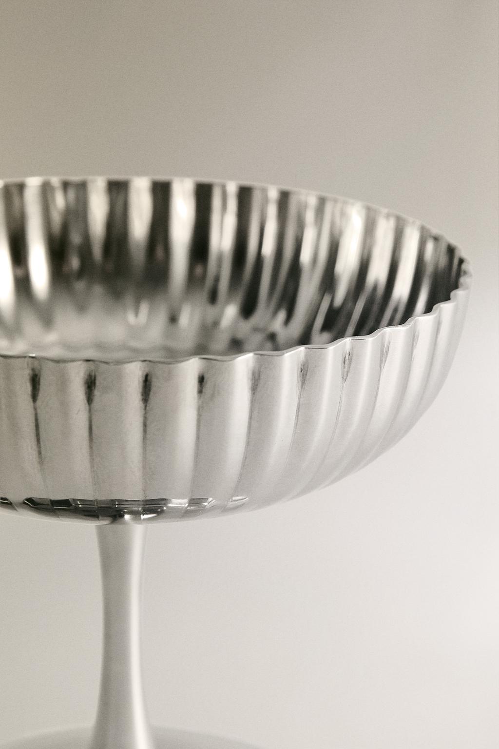 Металлический бокал для вина с волнистыми деталями