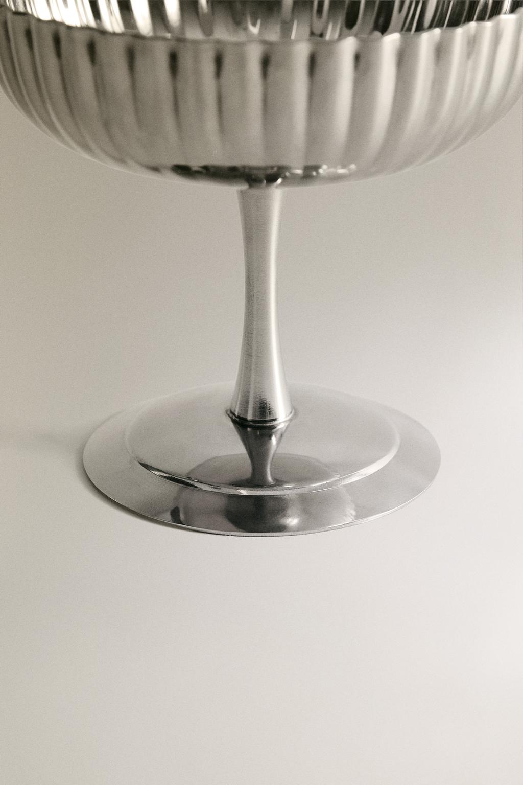 Металлический бокал для вина с волнистыми деталями