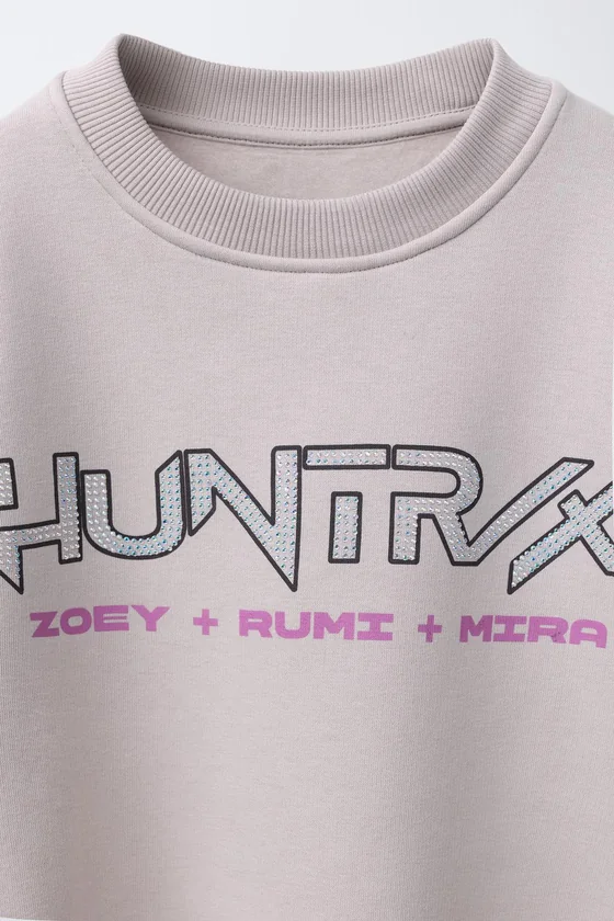 ТОЛСТОВКА С ПРИНТОМ KPOP DEMON HUNTERS™ NETFLIX ©