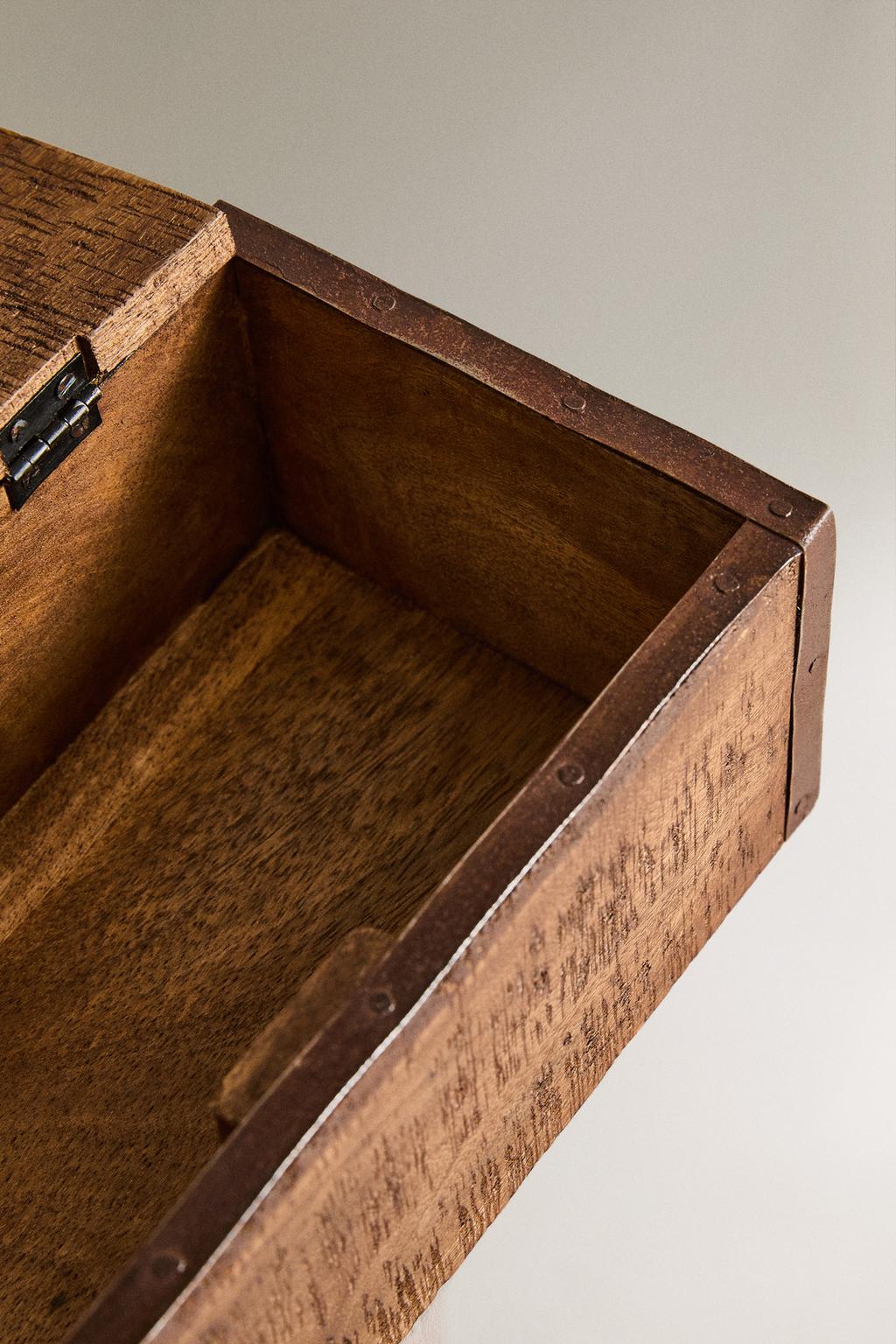 Деревянный ящик с античным отделением