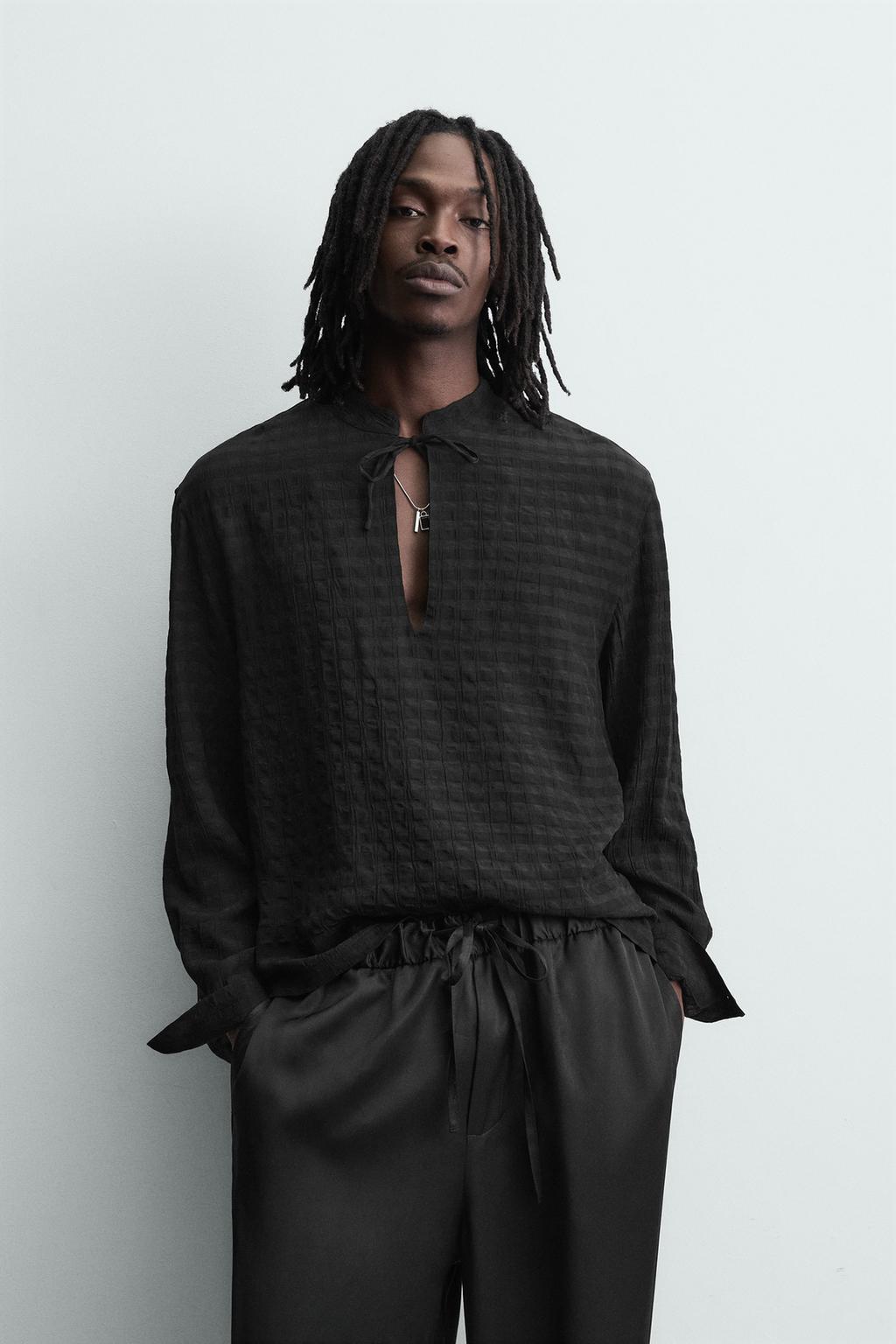 ПОЛО ИЗ СТРУЯЩЕЙСЯ РЕЛЬЕФНОЙ ТКАНИ