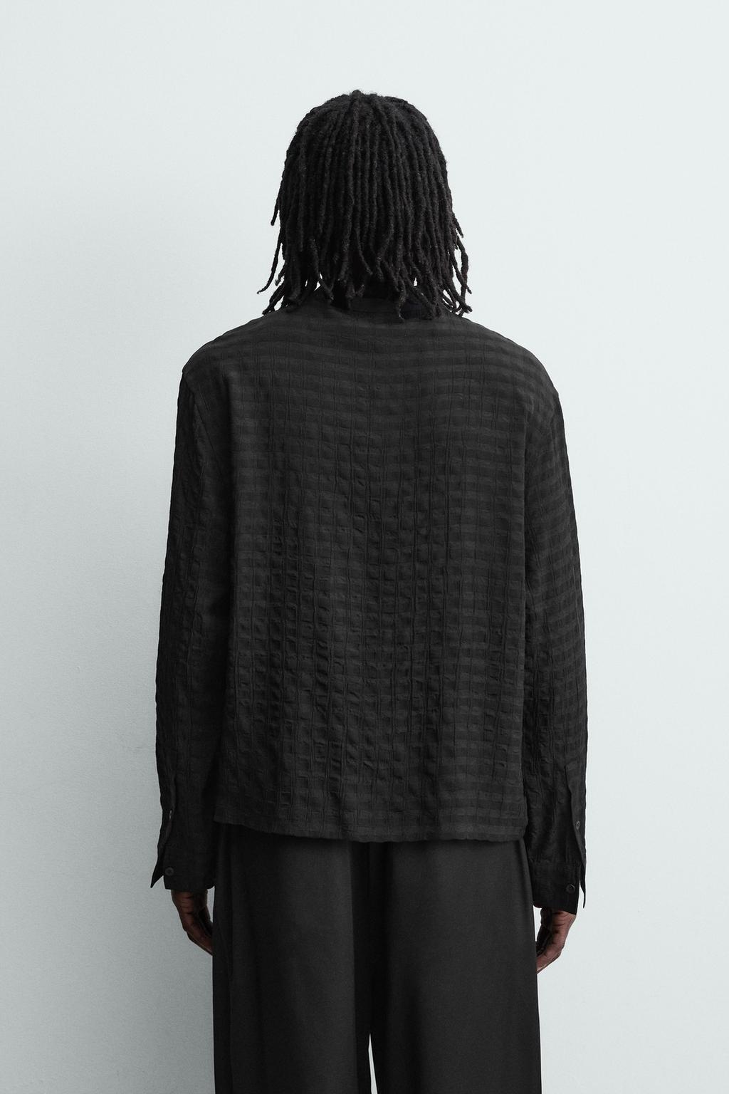 ПОЛО ИЗ СТРУЯЩЕЙСЯ РЕЛЬЕФНОЙ ТКАНИ