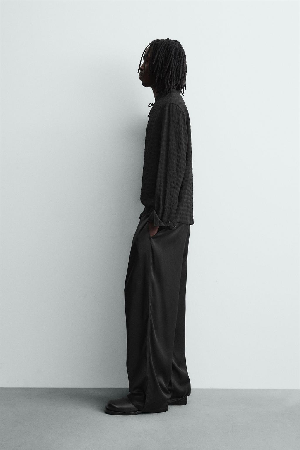 ПОЛО ИЗ СТРУЯЩЕЙСЯ РЕЛЬЕФНОЙ ТКАНИ