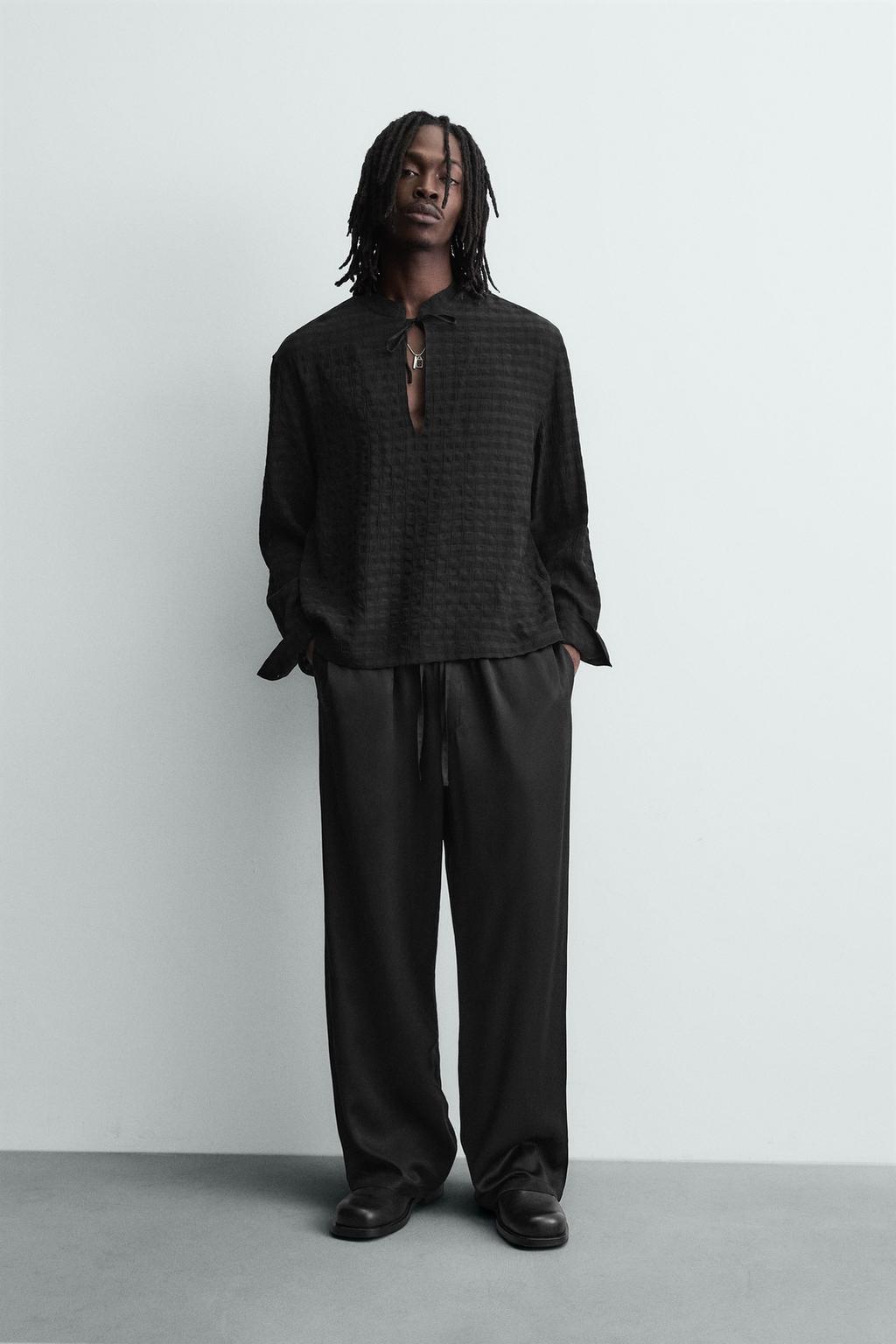 ПОЛО ИЗ СТРУЯЩЕЙСЯ РЕЛЬЕФНОЙ ТКАНИ