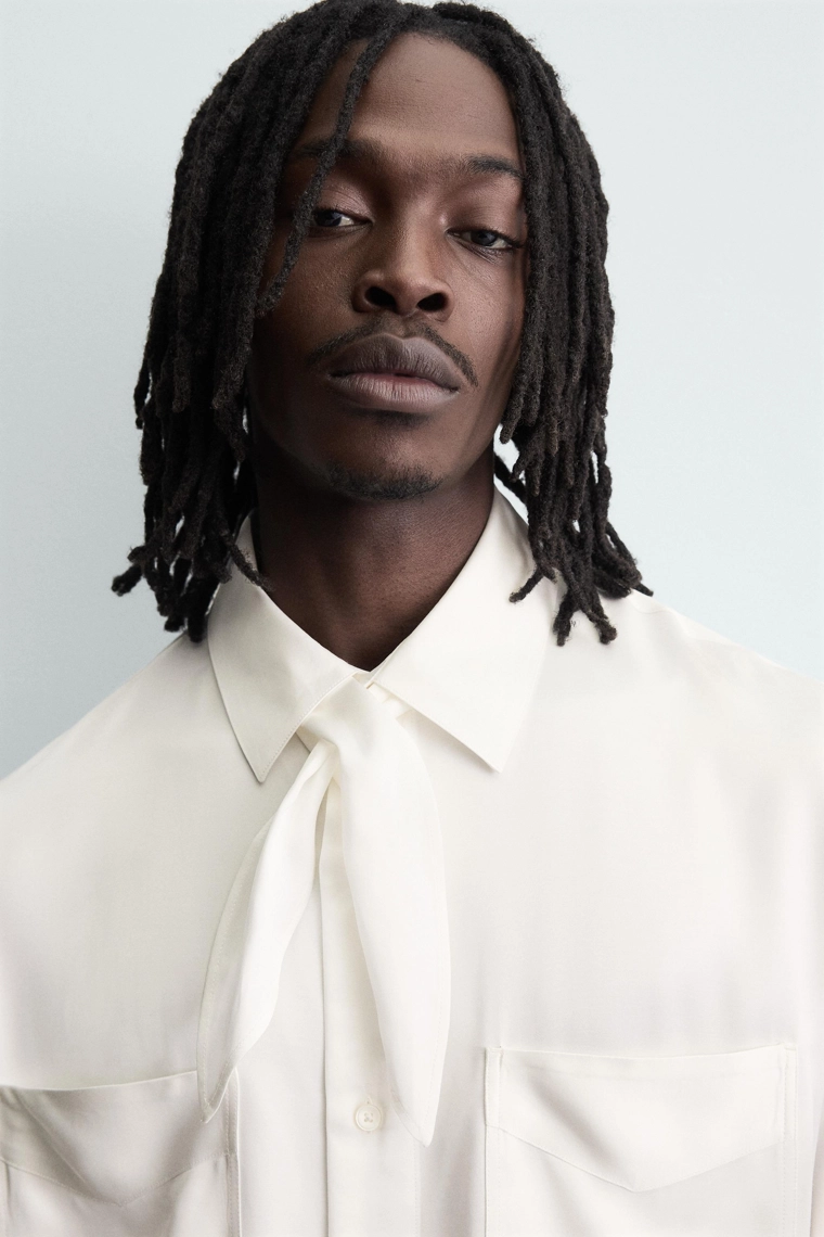 РУБАШКА С БАНДАНОЙ СТРУЯЩЕГОСЯ ПОКРОЯ