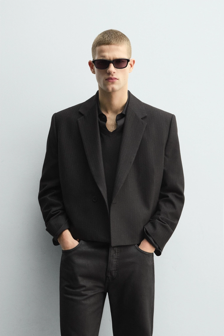 УКОРОЧЕННЫЙ БЛЕЙЗЕР В ТОНКУЮ ПОЛОСКУ