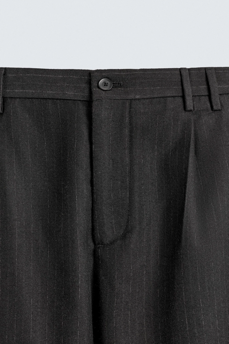 КОСТЮМНЫЕ БРЮКИ В ТОНКУЮ ПОЛОСКУ СО СКЛАДКАМИ