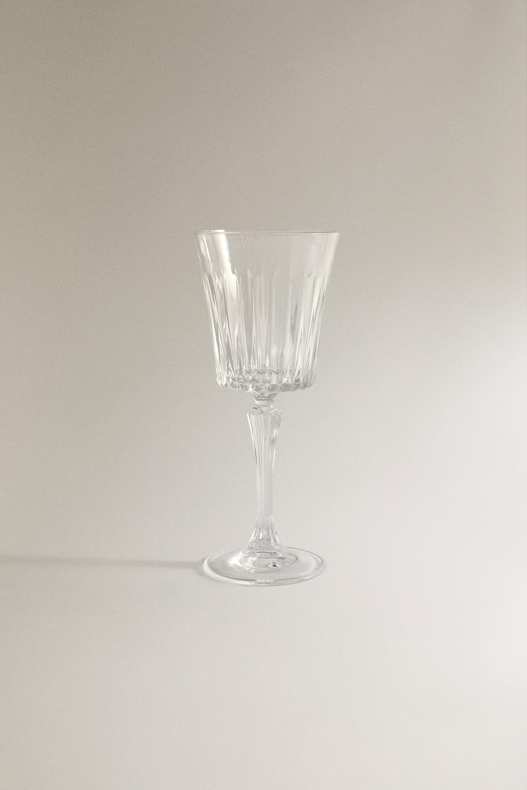 Винный стакан с поднятым узором из хрусталя