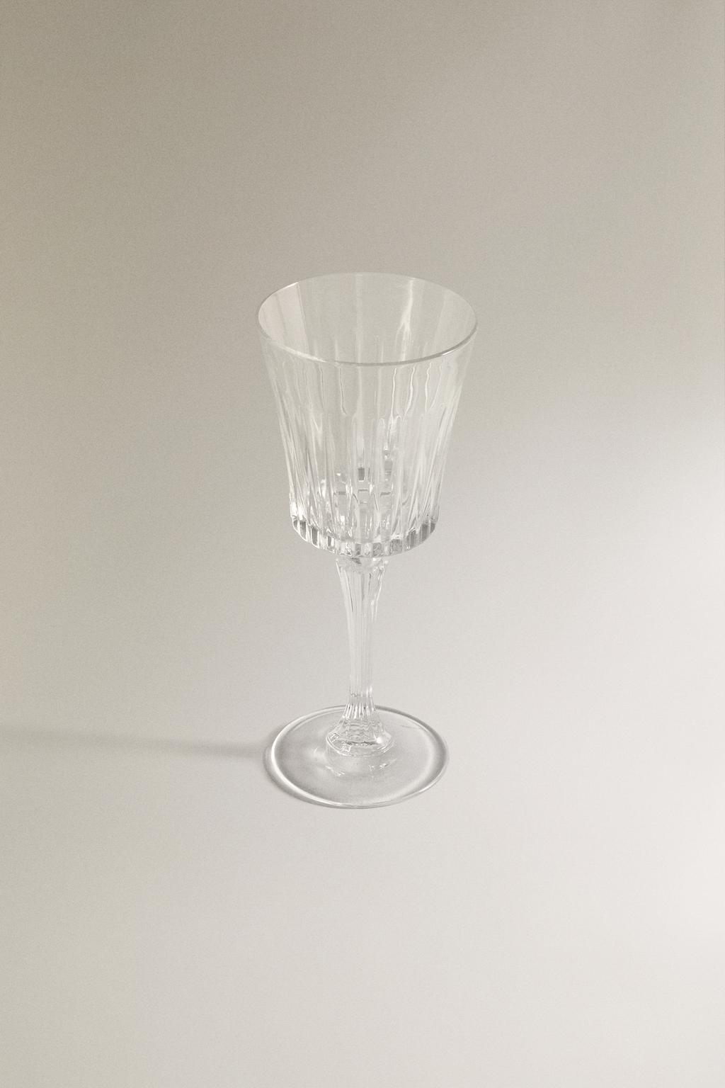 Винный стакан с поднятым узором из хрусталя