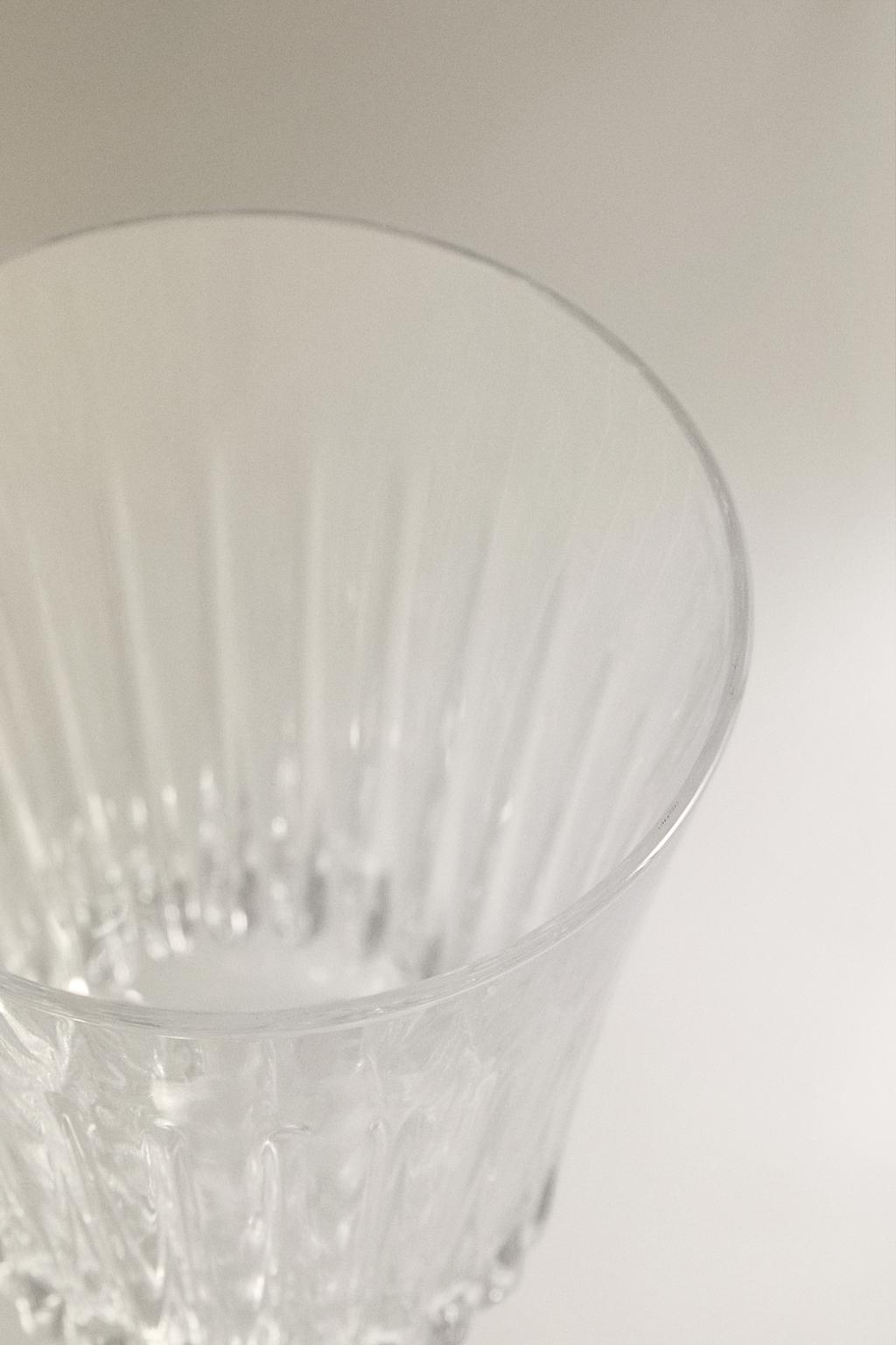 Винный стакан с поднятым узором из хрусталя