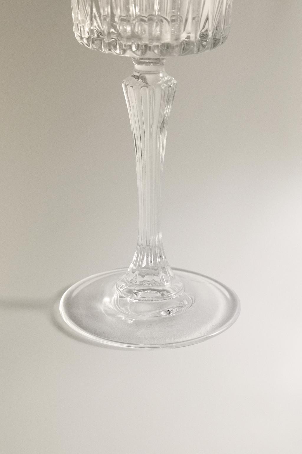 Винный стакан с поднятым узором из хрусталя