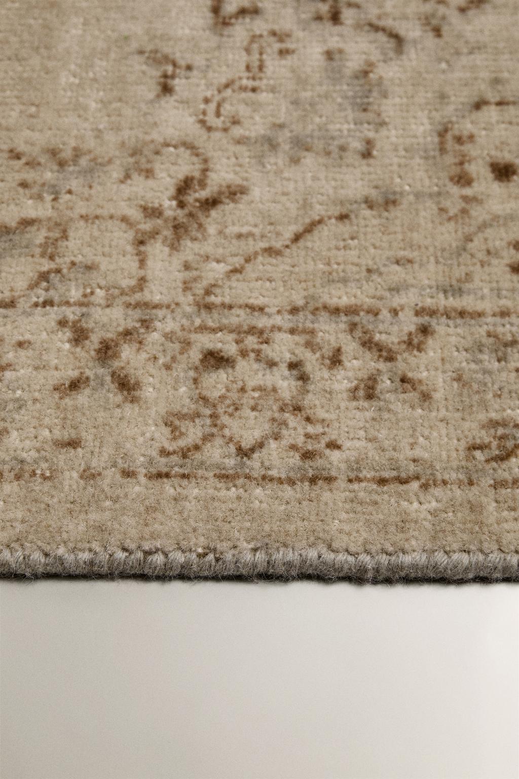 Шерстяной ковер с цветочным принтом