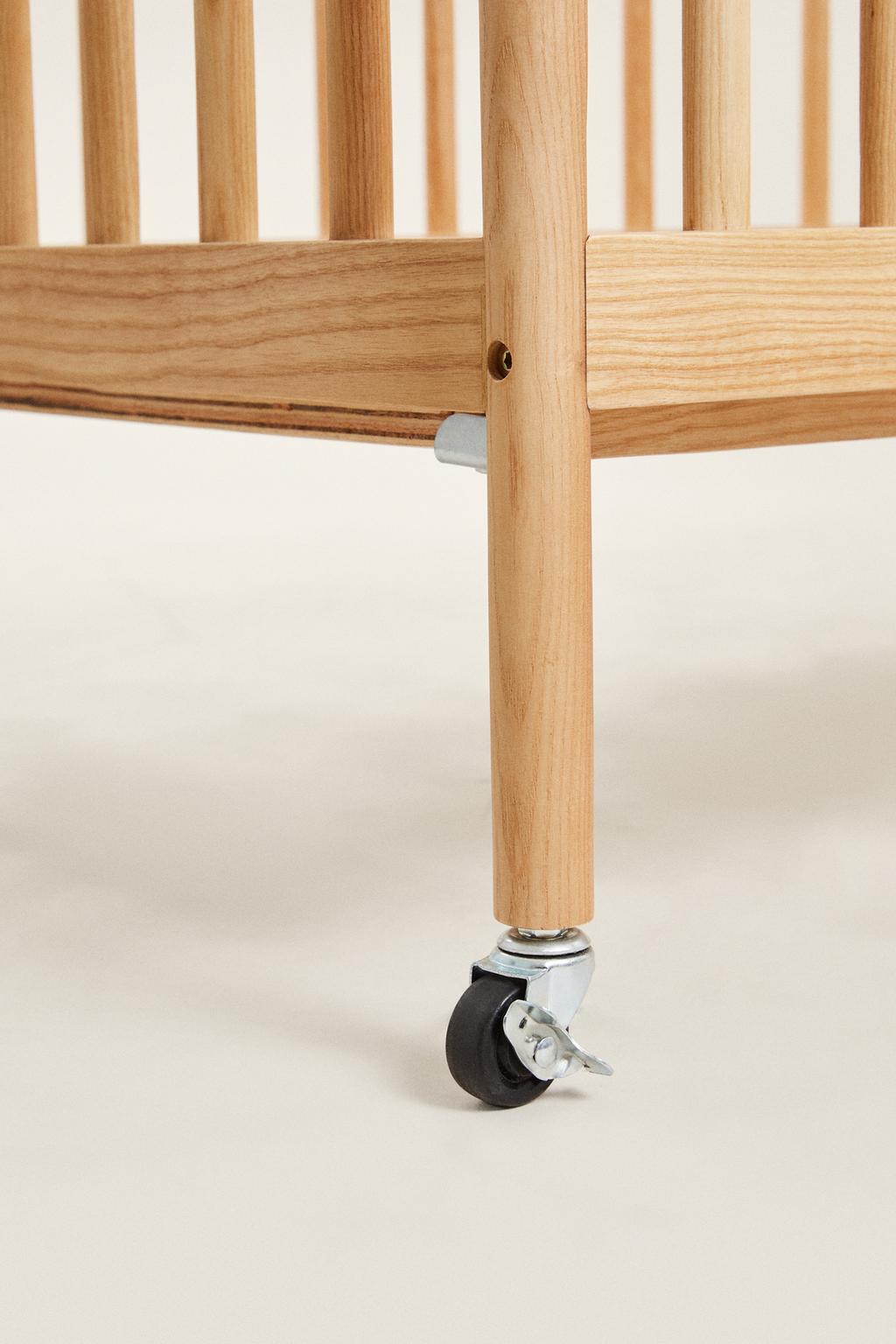 Деревянная кровать с резьбой