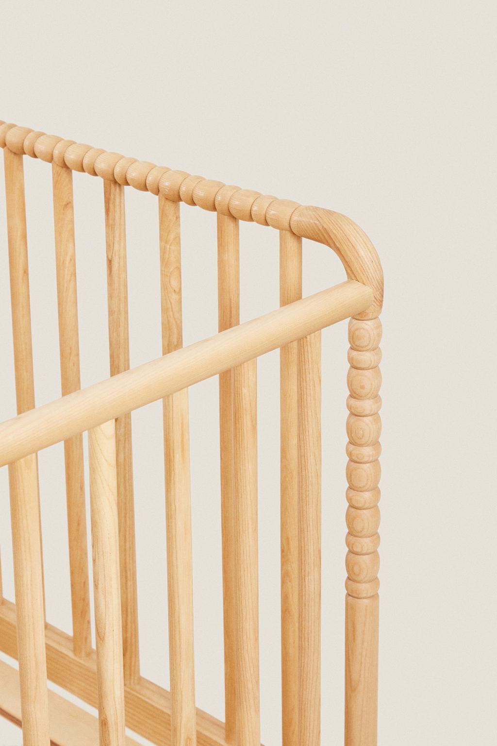 Деревянная кровать с резьбой