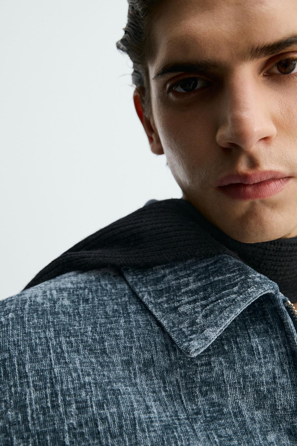 КУРТКА С РЕЛЬЕФНЫМ ФЛОКИРОВАННЫМ ПОКРЫТИЕМ