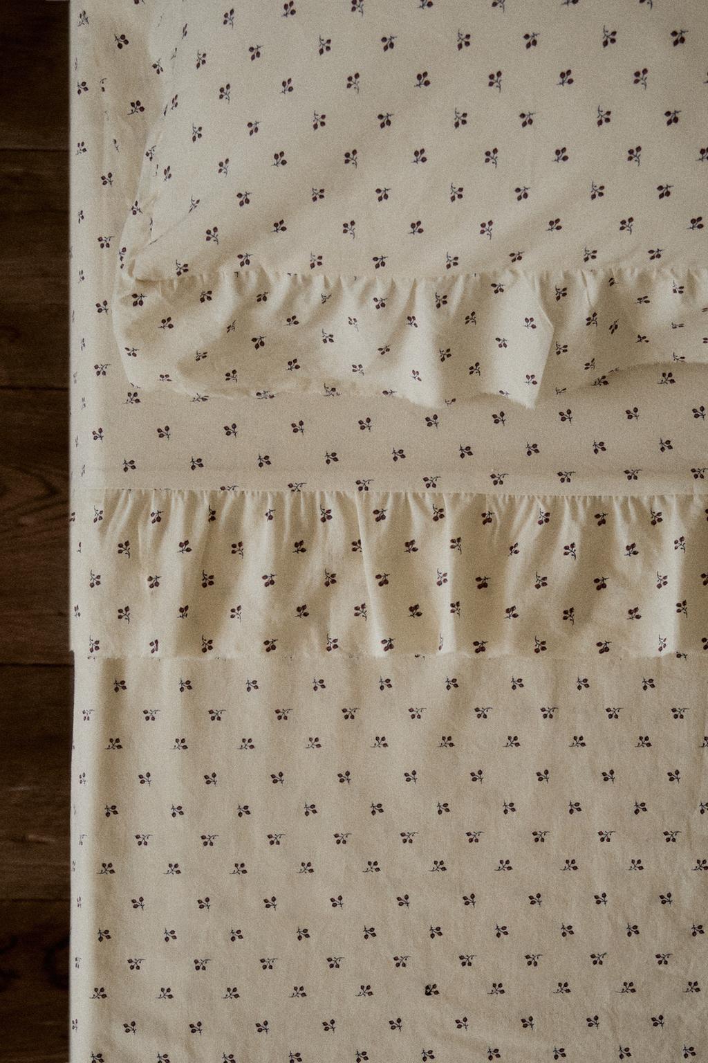 Детское простынное полотно с оборками и цветочным принтом