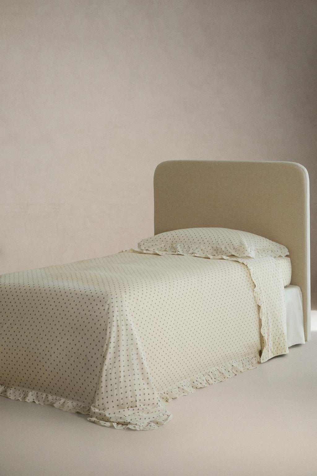 Детское простынное полотно с оборками и цветочным принтом