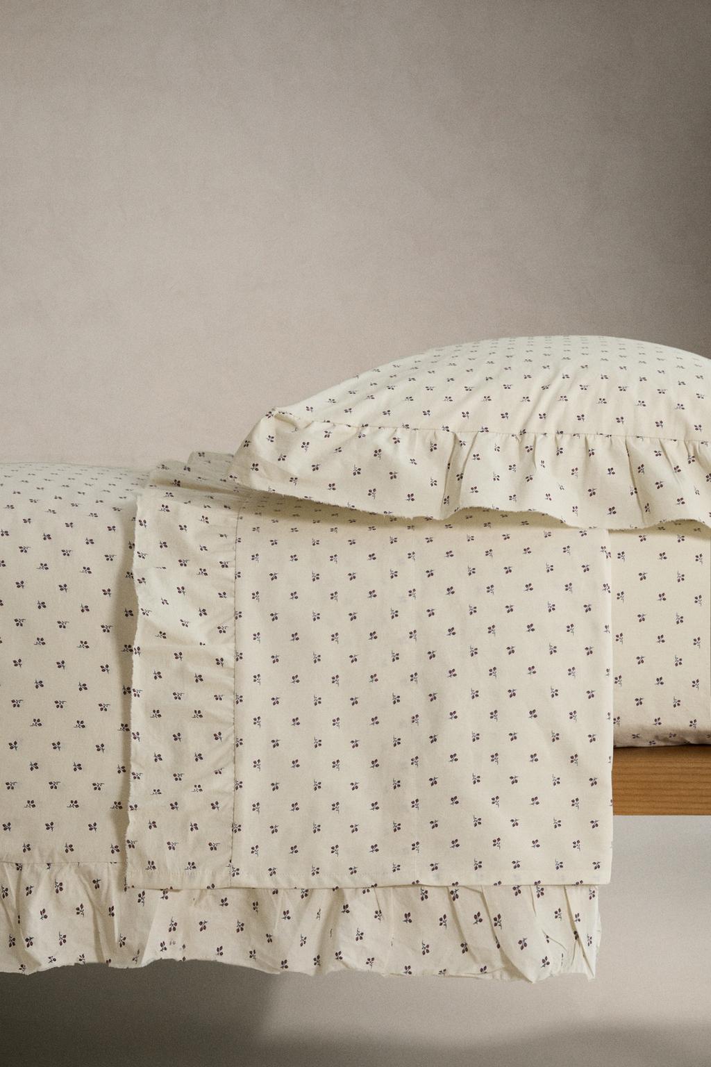 Детское простынное полотно с оборками и цветочным принтом