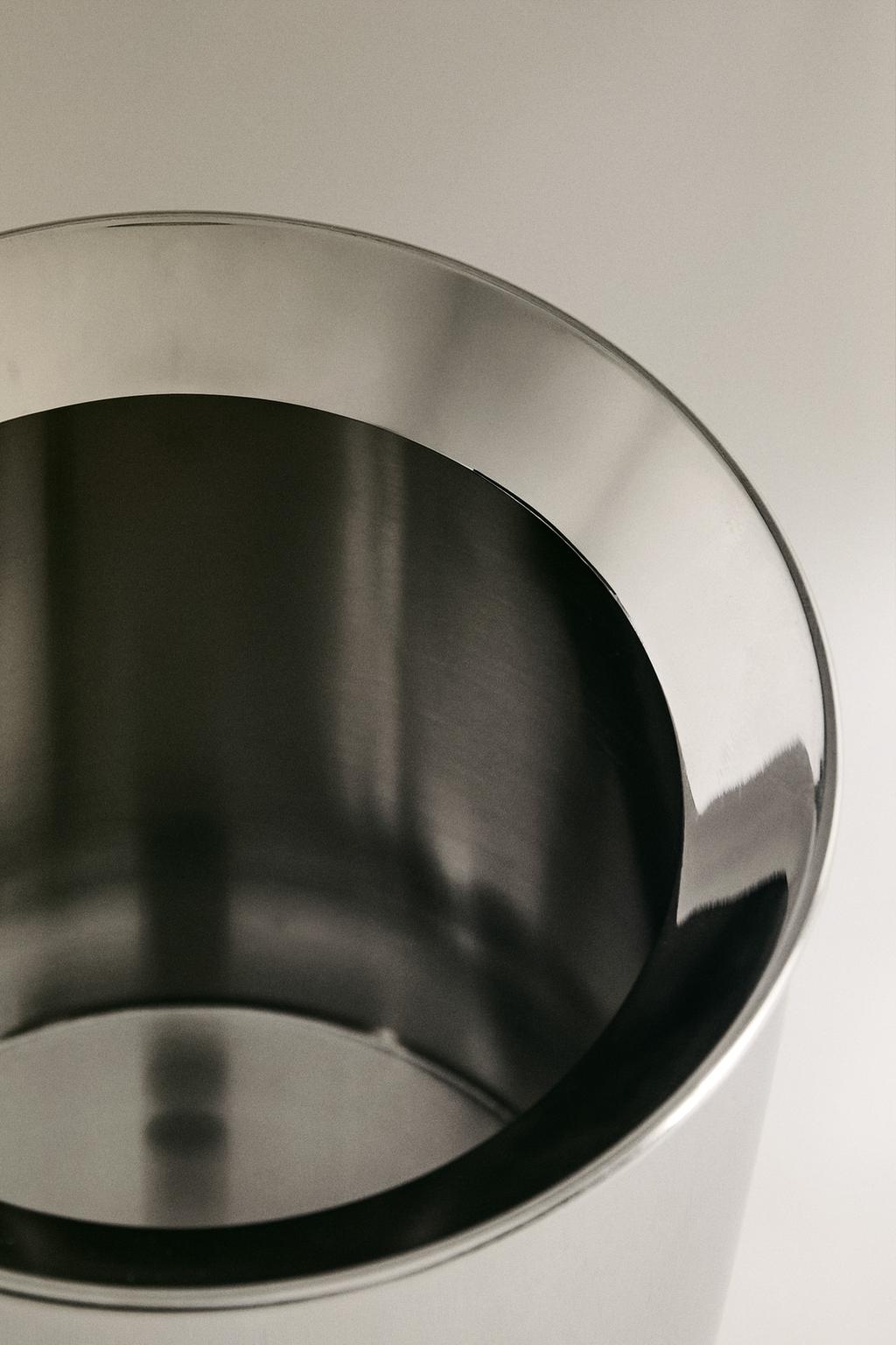 Сияющий металлический мусорный бак