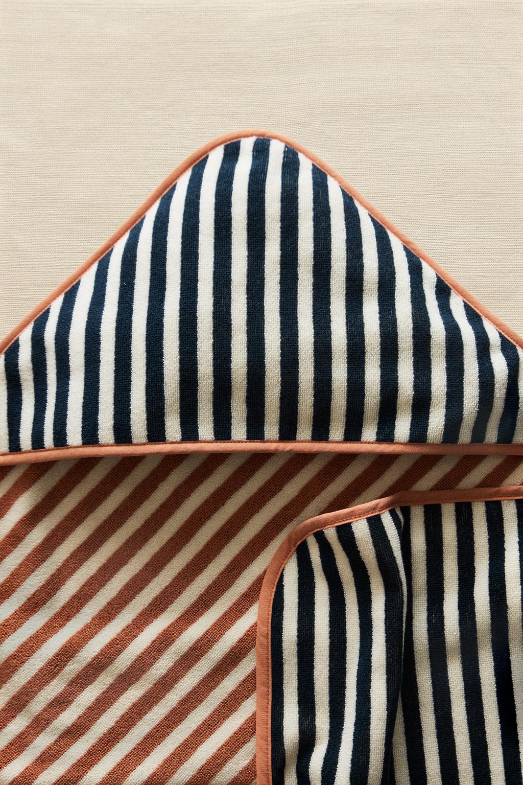 Двусторонний полосатый детский халат с капюшоном