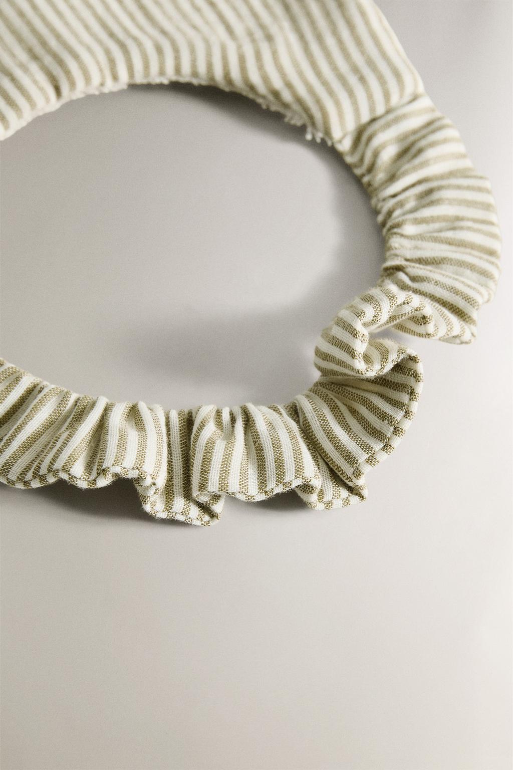 Полосатый слюнявчик из муслина для малышей