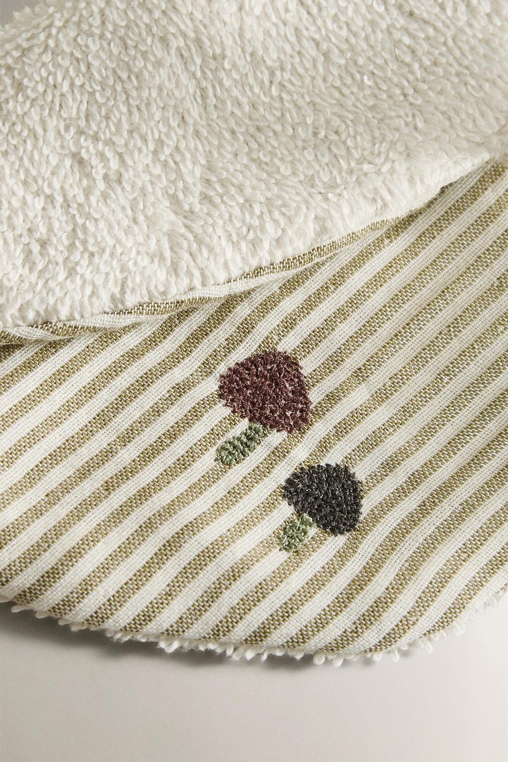 Полосатый слюнявчик из муслина для малышей