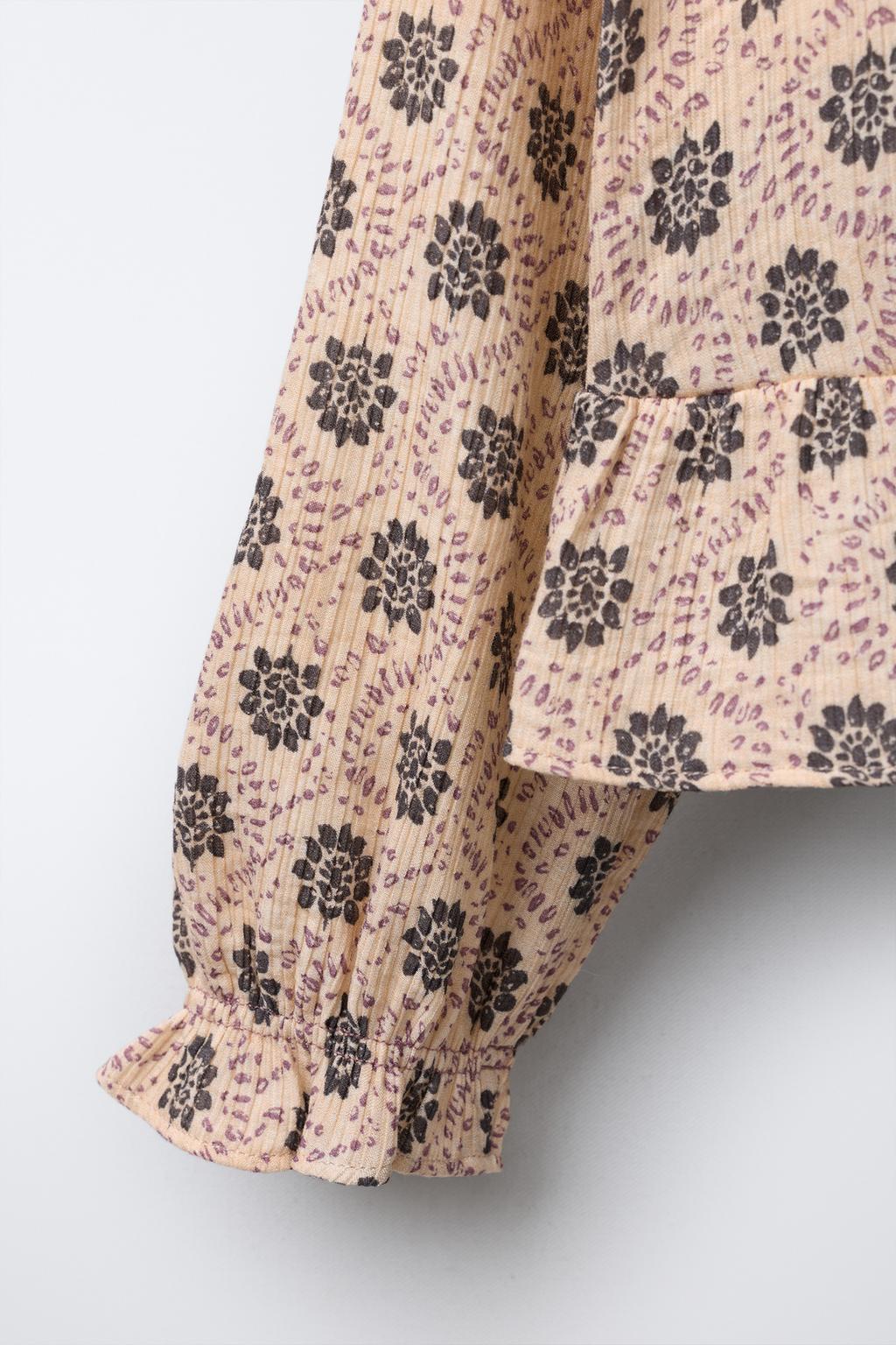 ТОП С ЭЛАСТИЧНЫМИ ДЕТАЛЯМИ И ПРИНТОМ